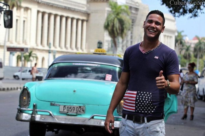 Un-joven-vestido-con-una-camisa-bandera-americana-cubatey-noticias-de-cuba