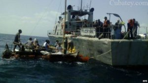 Foto Archivo. Miembros de la Armada de México auxilian una balsa con ciudadanos cubanos, frente a las costas del estado de Yucatán (México).