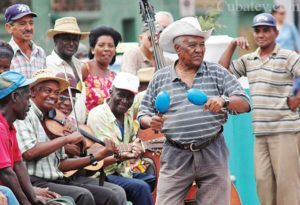 Artistas cubanos olvidados sobreviven con su música en las calles