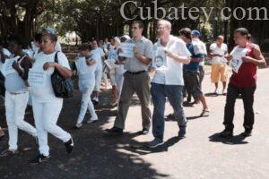 Diputado chileno Felipe Kast marchando junto Antonio Rodiles en La Habana. (foto de 14ymedio