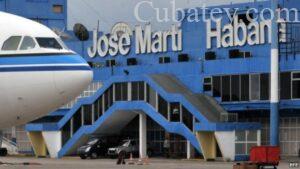 Arrestan a tres jóvenes Cubanos por intentar abordar un avión ilegalmente