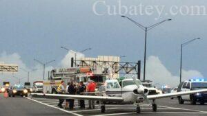 Imagen tomada del Sun Sentinel que muestra a la avioneta en medio de la autopista, sin que se reporten daños. (CORTESÍA)