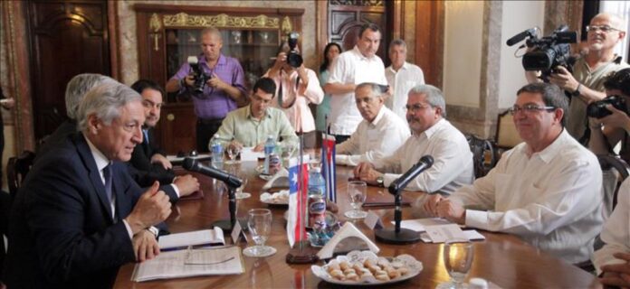 El canciller chileno visita Cuba con empresarios para explorar posibles negocios