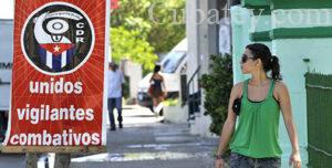 Un mural que anuncia el Comité de Defensa de la Revolución en un barrio de La Habana.