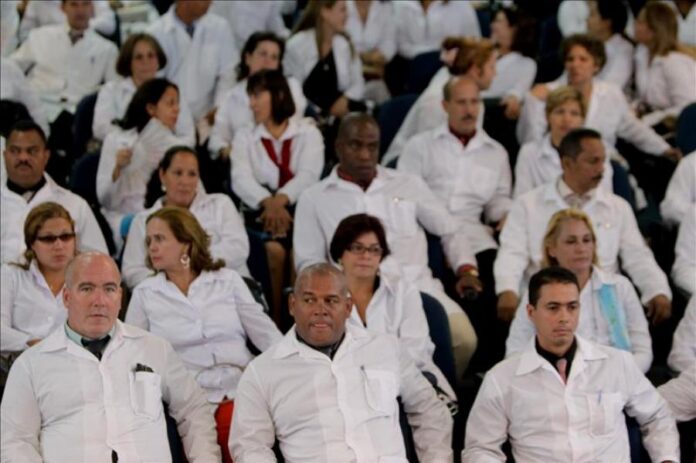 Cuba promete devolver puestos de trabajo a médicos emigrados que regresen