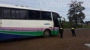 Los 44 cubanos viajaban en este autobús retenido por la policía.CORTESÍA