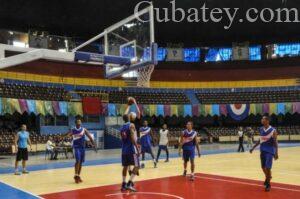 El Gobernador de Arkansas juega baloncesto durante visita en Cuba