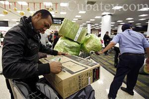 Presenta aerolínea de Colombia servicio de paquetería a Cuba