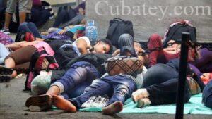 Cubanos varados en Panamá pasarán la Navidad en la calle y sobre cartones