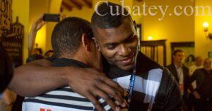 Peloteros cubanos desertores regresaron a la isla en visita de MLB