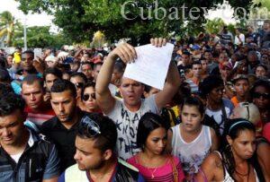 Cubanos protestan en Embajada de Ecuador por aumento de la tarifa de visado