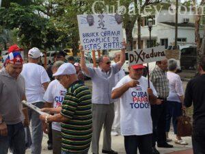 Cubanos exiliados en Miami marchan en protesta por la visita de Obama