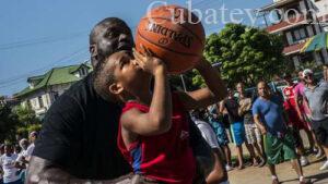 Shaquille O'Neal juega baloncesto con niños en las calles de La Habana