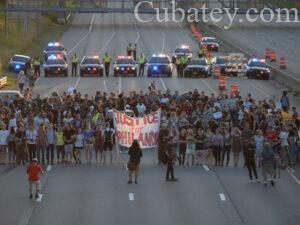 Protestas por homicidios policiales se apoderan de carreteras interestatales