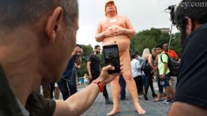 Estatuas desnudas de Donald Trump aparecen en varias ciudades de EE.UU.
