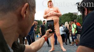 Estatuas desnudas de Donald Trump aparecen en varias ciudades de EE.UU.