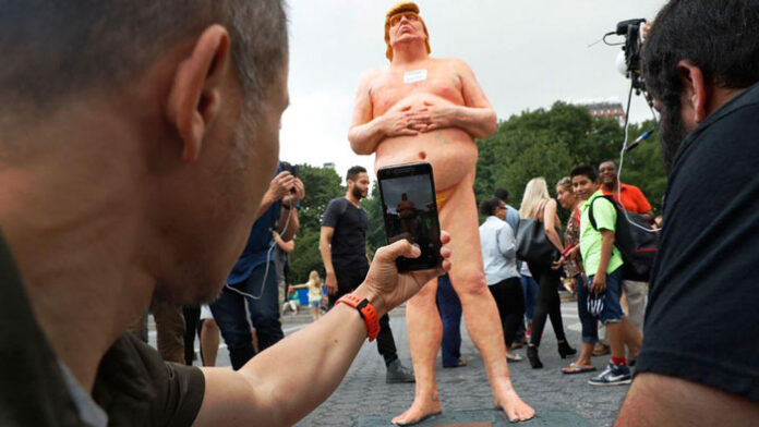 Estatuas desnudas de Donald Trump aparecen en varias ciudades de EE.UU.