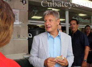 El candidato libertario Gary Johnson es expulsado del restaurante Versailles