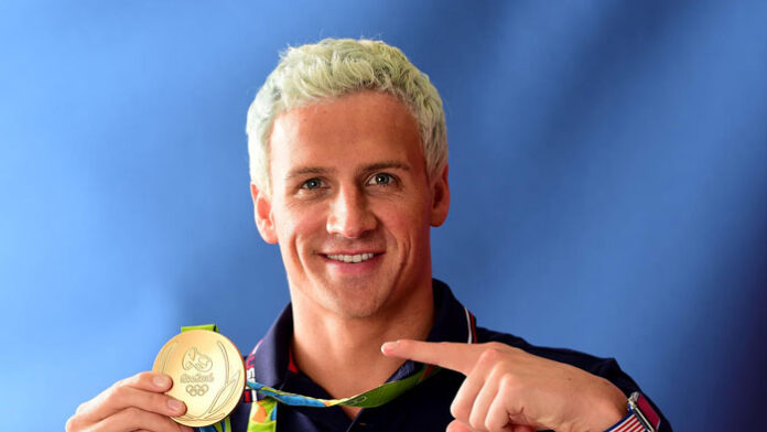 Ryan Lochte regresa a EEUU después de que una juez ordenará que se quedara en Brasil