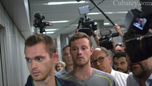Dos nadadores estadounidenses aterrizan en Miami después del escándalo de Río