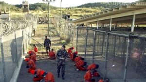 Quince prisioneros detenidos en Guantánamo enviados a los Emiratos Árabes Unidos